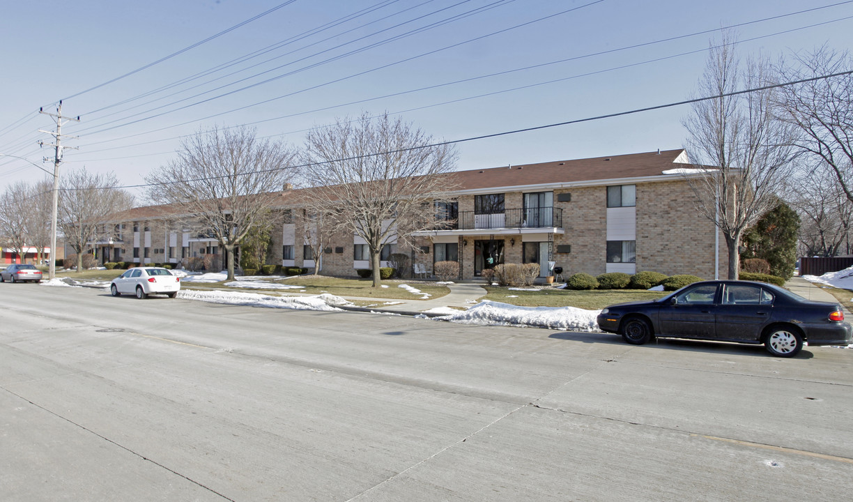 Petretti Apartments in Kenosha, WI - Building Photo