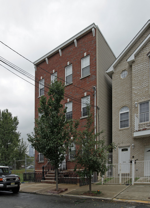 258 Pine St in Jersey City, NJ - Building Photo