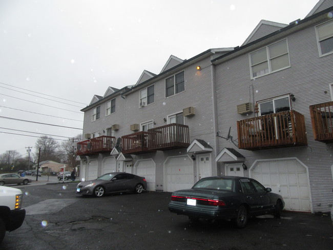 Willowbrook in New Britain, CT - Building Photo - Building Photo