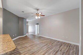 227 January Ct in Crestview, FL - Foto de edificio - Building Photo