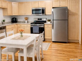 28 Sugar St in Newtown, CT - Building Photo