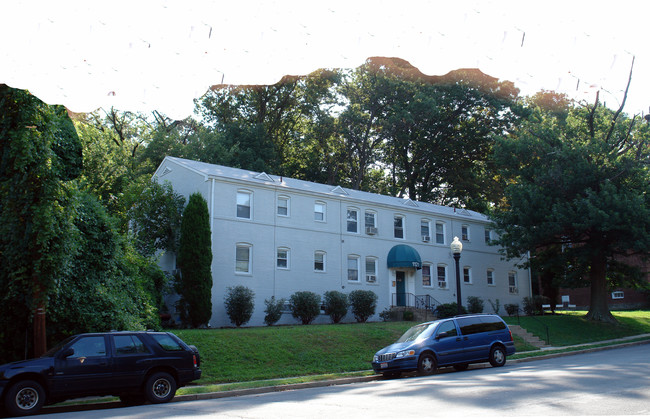 1121 N Kensington St in Arlington, VA - Foto de edificio - Building Photo