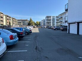 Robert Leslie Place in Victoria, BC - Building Photo
