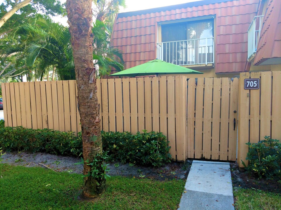 705 Mill Valley Pl in West Palm Beach, FL - Building Photo