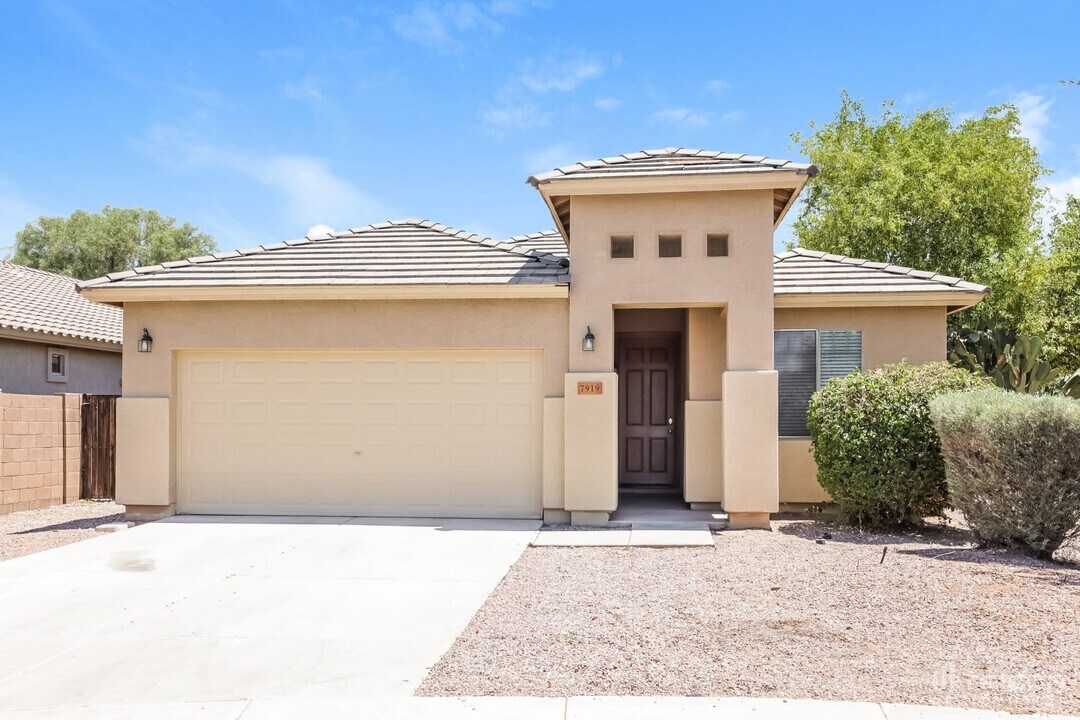 7919 S 73rd Dr in Phoenix, AZ - Building Photo