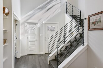 1014 Castile Rd in Austin, TX - Building Photo - Building Photo