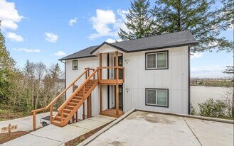 572 Columbia St in Cathlamet, WA - Building Photo