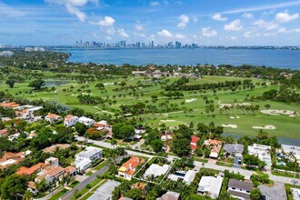 5915 La Gorce Dr in Miami Beach, FL - Building Photo - Building Photo