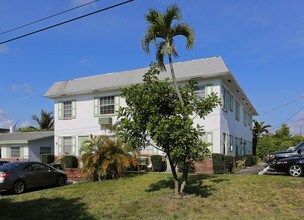 Oak Crest Apartments in Fort Lauderdale, FL - Building Photo - Building Photo