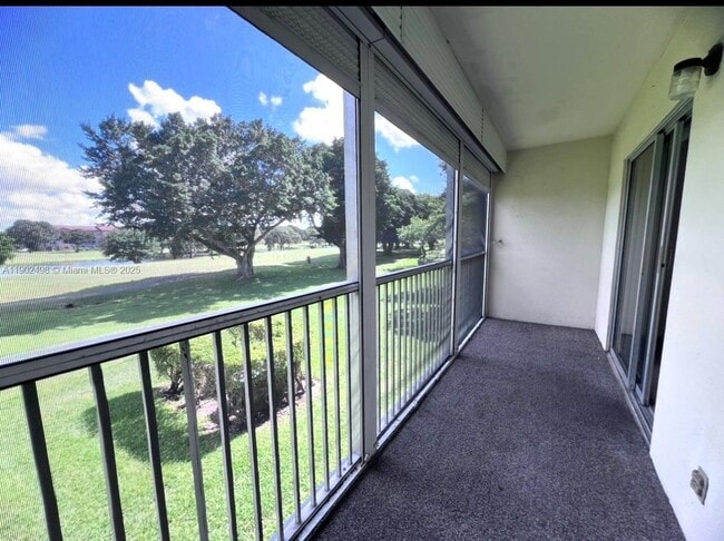 101 SW 132nd Way in Pembroke Pines, FL - Foto de edificio - Building Photo