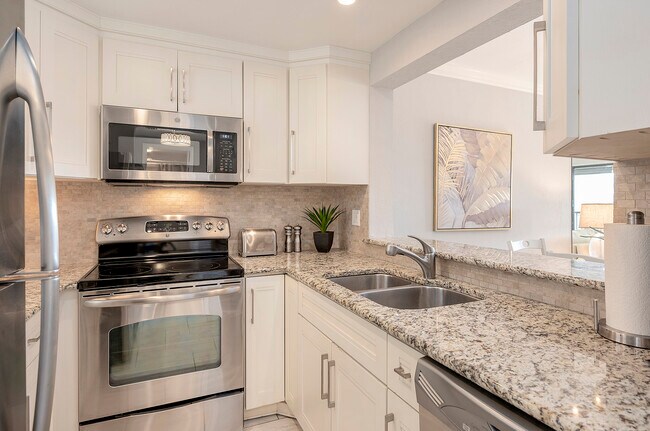 801 River Point Dr in Naples, FL - Building Photo - Building Photo