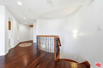 5831 Seawalk Dr in Los Angeles, CA - Building Photo - Building Photo