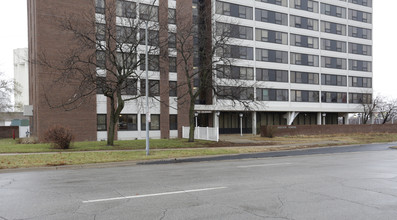 Jackson Towers in Topeka, KS - Foto de edificio - Building Photo