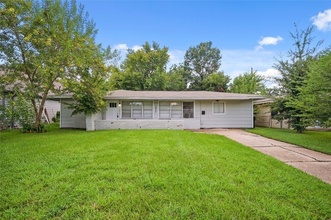 property at 5822 Glenhurst Dr
