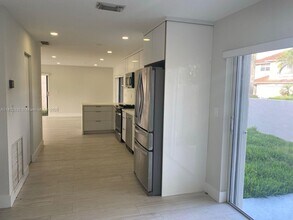 10273 NW 56th St in Doral, FL - Building Photo - Building Photo