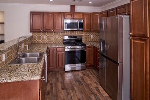 46705 Washington St in La Quinta, CA - Building Photo