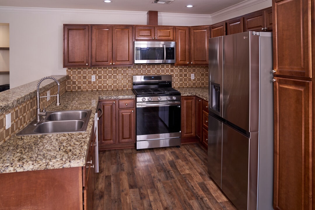 46705 Washington St in La Quinta, CA - Building Photo