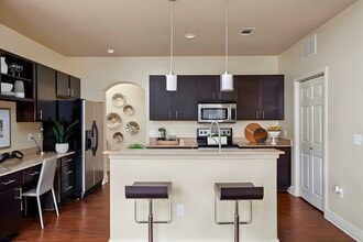 Ladera Apartment Homes in Austin, TX - Foto de edificio - Building Photo