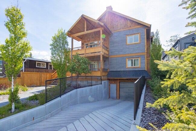 318 Squirrel St in Banff, AB - Building Photo - Building Photo