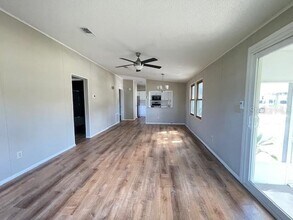 909 Orchid St in Lady Lake, FL - Foto de edificio - Building Photo