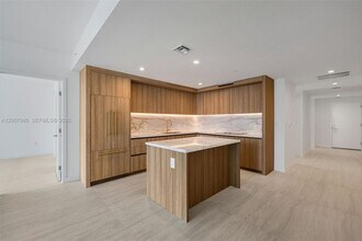 77 SE 5th St in Miami, FL - Foto de edificio - Building Photo