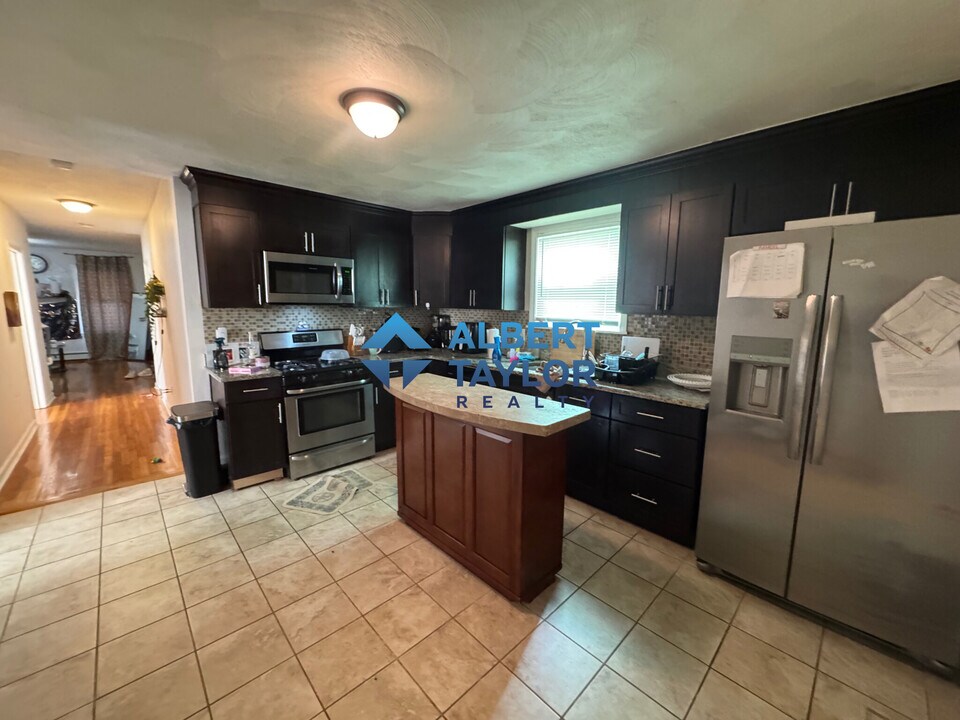 585 Broadway, Unit 1 in Somerville, MA - Building Photo
