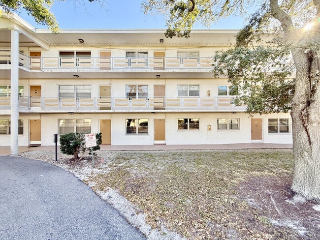 911 Washington Ave SW in Largo, FL - Foto de edificio - Building Photo