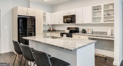 750 Avondale Creek Dr. in Decatur, GA - Foto de edificio - Building Photo