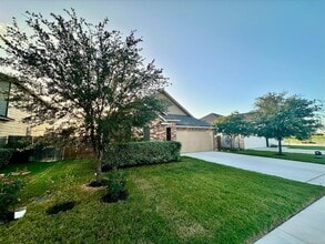 102 Schuylerville Dr in Elgin, TX - Building Photo - Building Photo