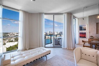 17301 Biscayne Blvd in North Miami Beach, FL - Building Photo - Building Photo