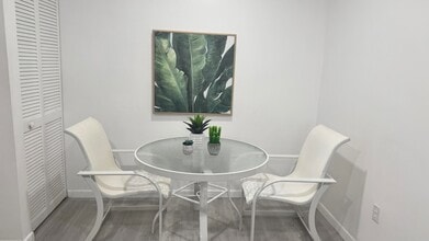 5195 Europa Dr, Unit H in Boynton Beach, FL - Foto de edificio - Building Photo