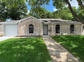 11722 Teaneck Dr in Houston, TX - Building Photo