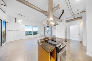 10 SW South River Dr, Unit Phi15 in Miami, FL - Building Photo