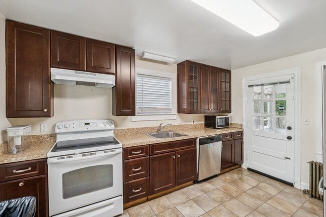 7504 Hopkins Ave in College Park, MD - Foto de edificio - Building Photo