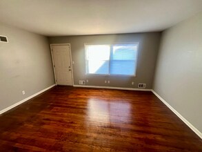 5811 Monrovia St in Shawnee, KS - Foto de edificio - Building Photo