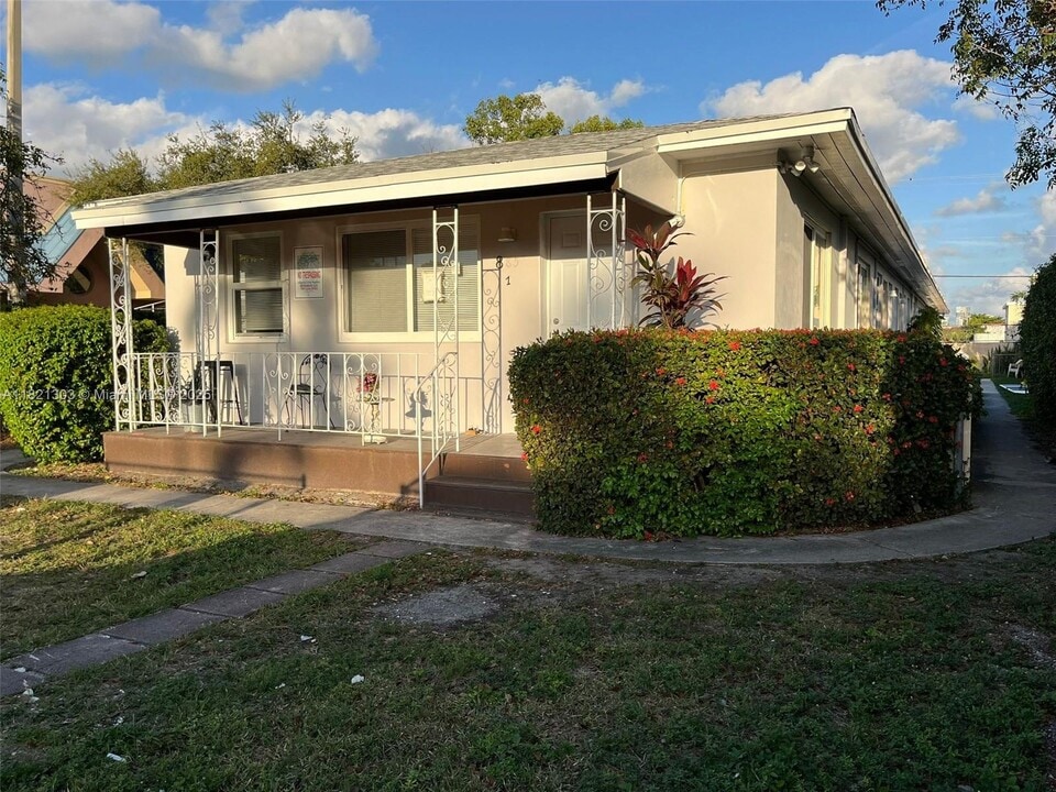 885 SW 29th Ave in Miami, FL - Building Photo
