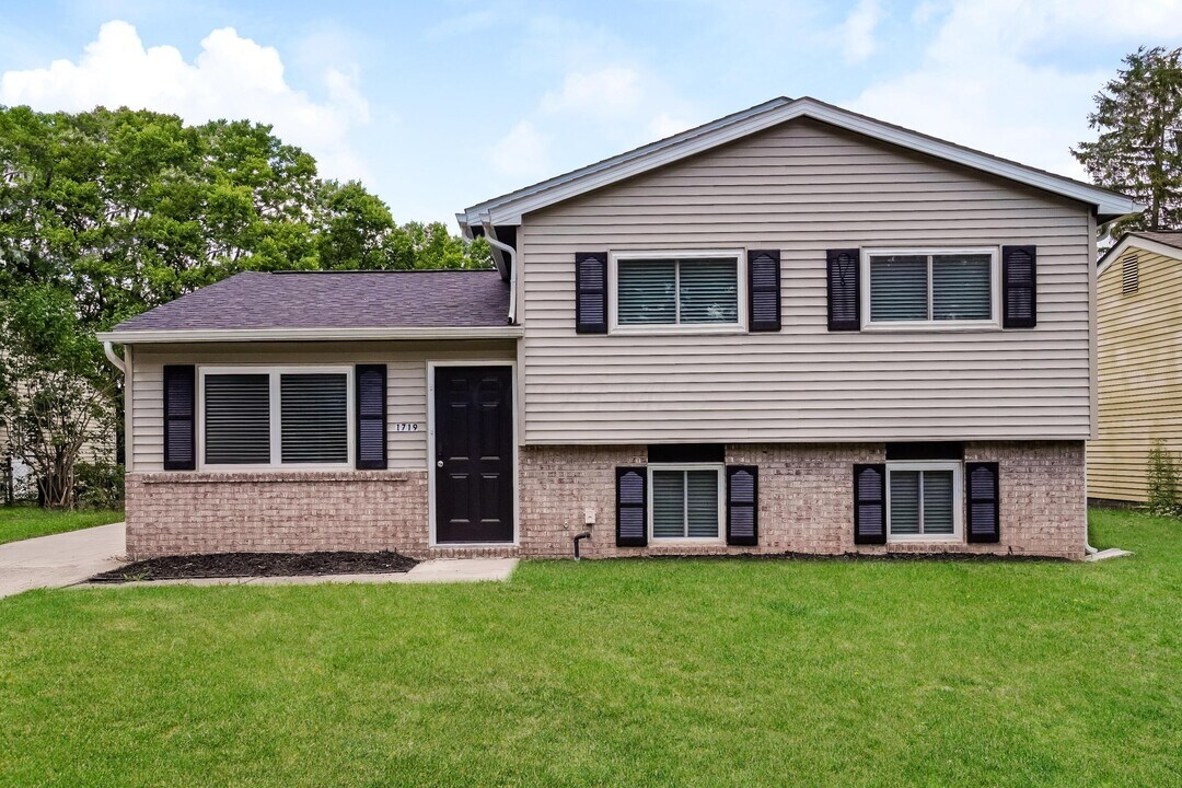 1719 Ringfield Dr in Galloway, OH - Building Photo