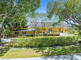586 Yucca Rd in Naples, FL - Building Photo