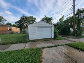 9900 S Paxton Ave in Chicago, IL - Building Photo - Building Photo