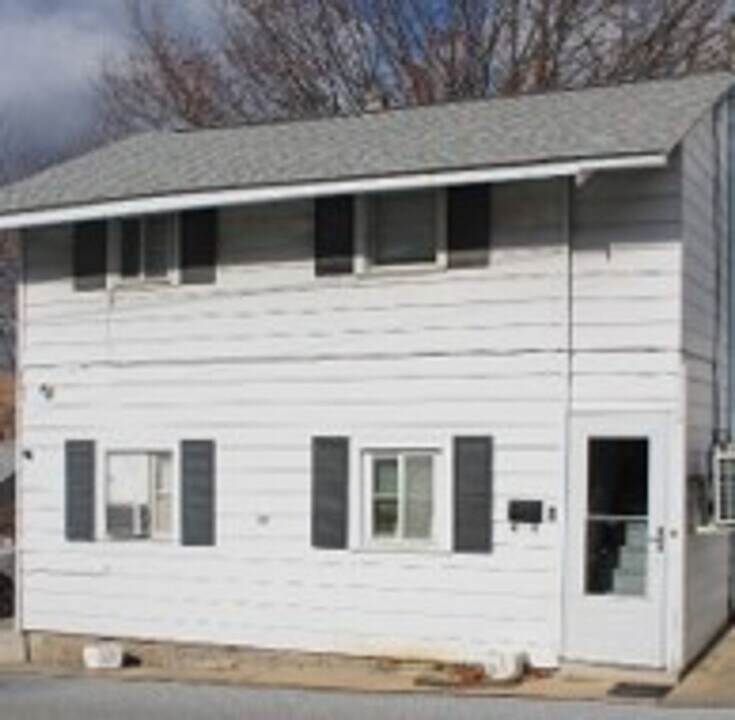 28 E Maple St in Dallastown, PA - Building Photo