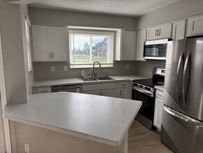 1050 Captains Brg in Dayton, OH - Building Photo - Building Photo