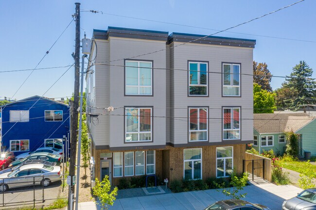 8116 SE Woodward St in Portland, OR - Foto de edificio - Building Photo
