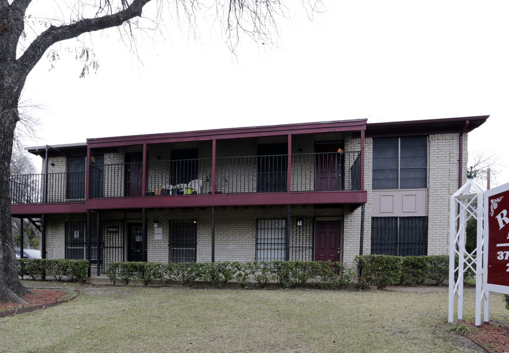 Rosa Vista Apartments in Dallas, TX - Building Photo