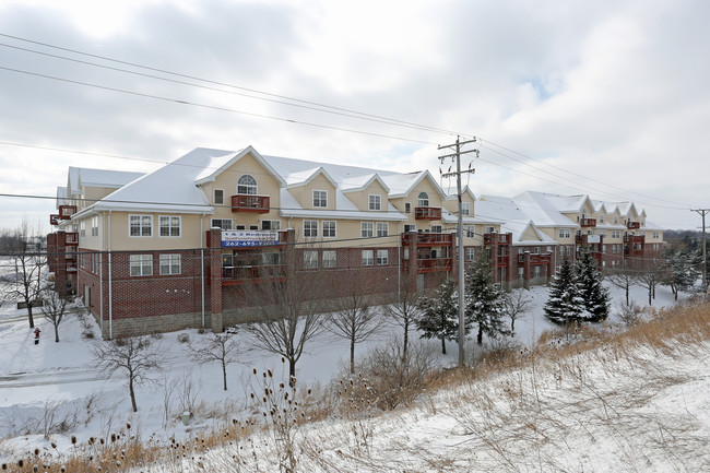 Quail Pointe Apartment Homes in Pewaukee, WI - Foto de edificio - Building Photo