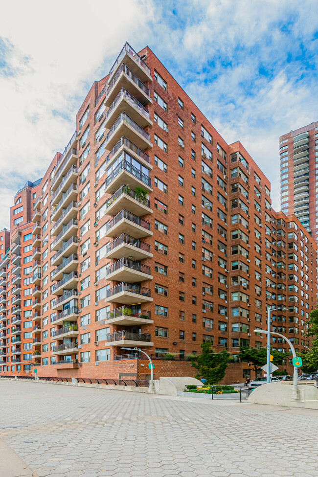 Riverview South in New York, NY - Foto de edificio - Building Photo