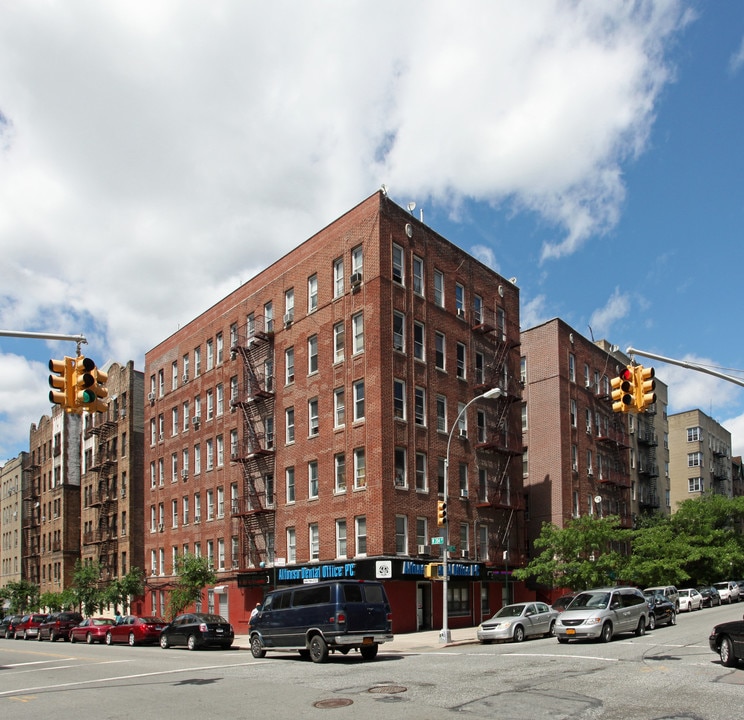 100-102 Post Ave in New York, NY - Building Photo