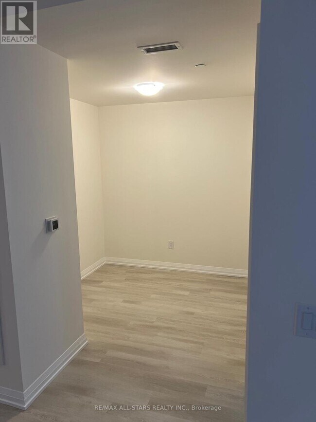 3260 Sheppard Ave E in Toronto, ON - Building Photo - Building Photo