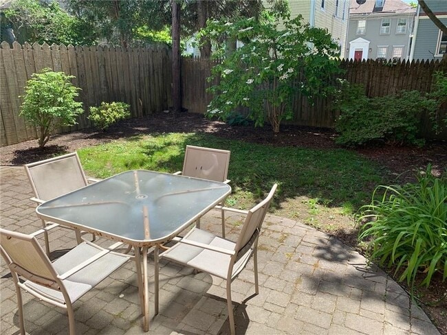 27 Young St in Newport, RI - Foto de edificio - Building Photo