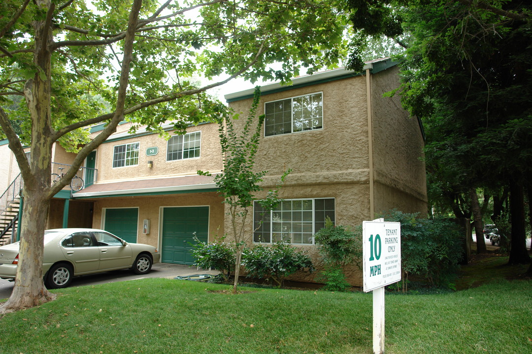 Humboldt Park in Chico, CA - Foto de edificio