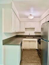 1595 E Chevy Chase Dr, Unit 6 in Glendale, CA - Building Photo - Building Photo